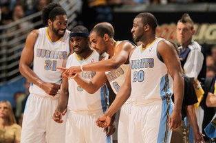 青岛西海岸晒视频：把口号带到诺坎普，老外喊“战斗青岛队”（青岛西海岸发布视频：口号响彻诺坎普，外国球迷高喊“青岛队，战斗！”）