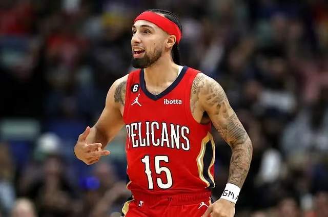 中超赛场争议判罚：VAR判罚引发热议,（中超争议判罚风波：VAR决定引发热议）