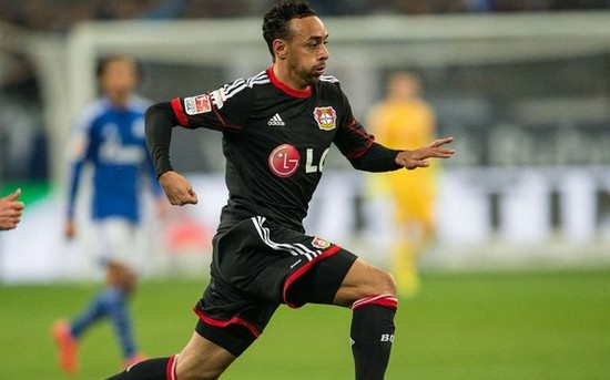 皇马因战术分歧和防守问题表现不稳定，哈维·阿隆索与球员矛盾缓和但压力仍大，需加速抢分以夺冠。