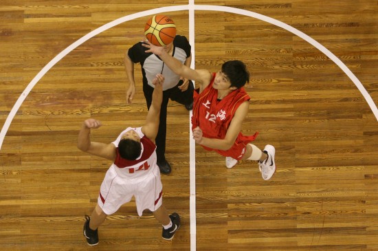 欧文突破防守造成杀伤球成功（欧文强突防线造犯规得手）