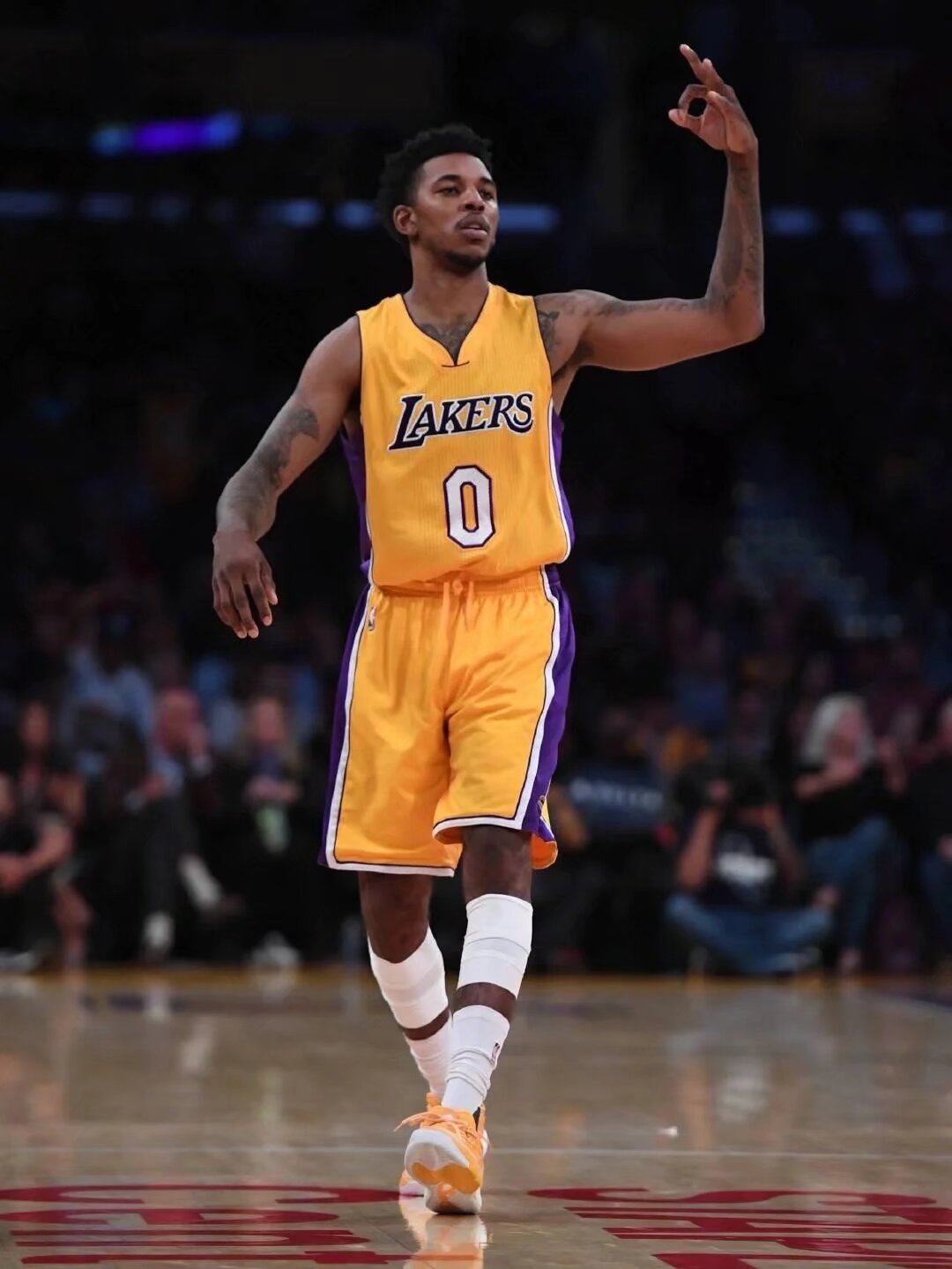 拼劲十足，多库17岁时曾与孔帕尼进行一对一单挑（17岁多库斗志十足，曾与孔帕尼上演一对一对决）