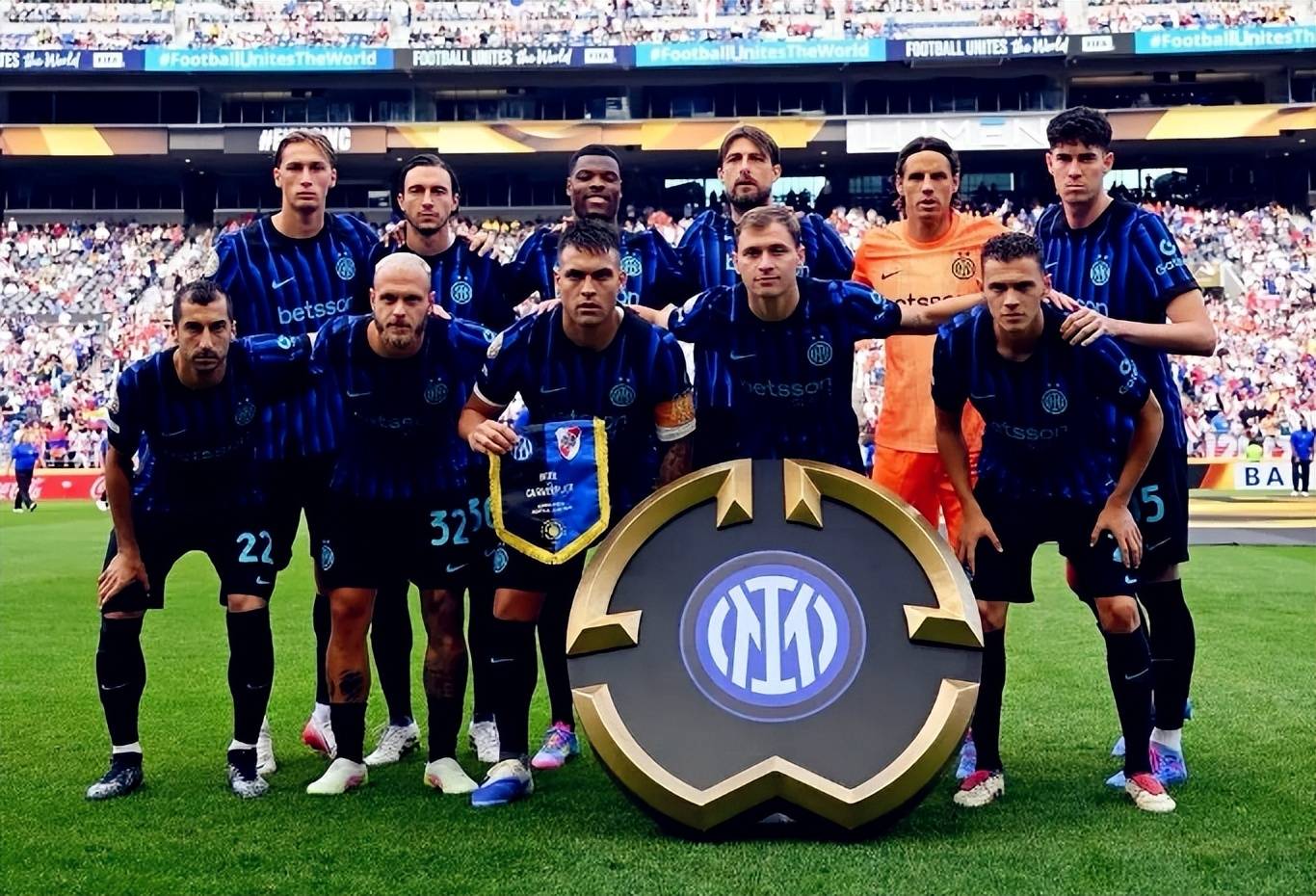 球队在最关键时刻站了出来（关键时刻，球队挺身而出）