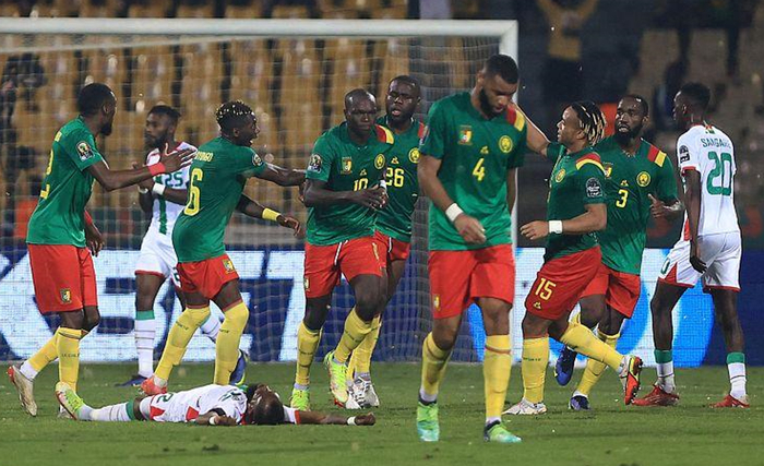 孔蒂再遭打击，佩杜拉：霍伊伦因右大腿股二头肌受伤而下场（孔蒂再遇打击，佩杜拉：霍伊伦右大腿股二头肌受伤被迫退场）