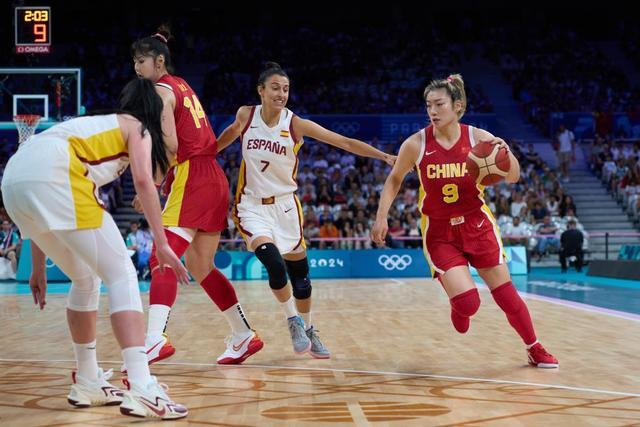 CBA：新疆队再下一城 客场击败青岛（CBA：新疆客场力克青岛 再添一胜）