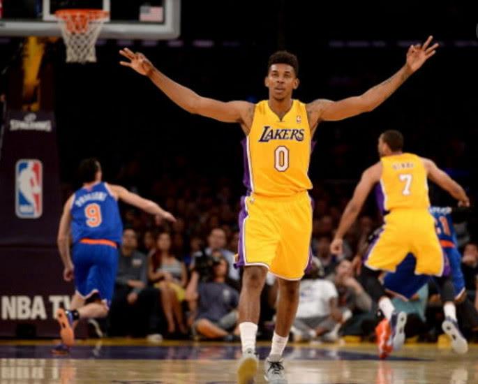 半场战报：利兹联0-0比利亚雷亚尔，尼奥托造险（半场快讯：利兹联与比利亚雷亚尔0-0互交白卷，尼奥托险些破门）